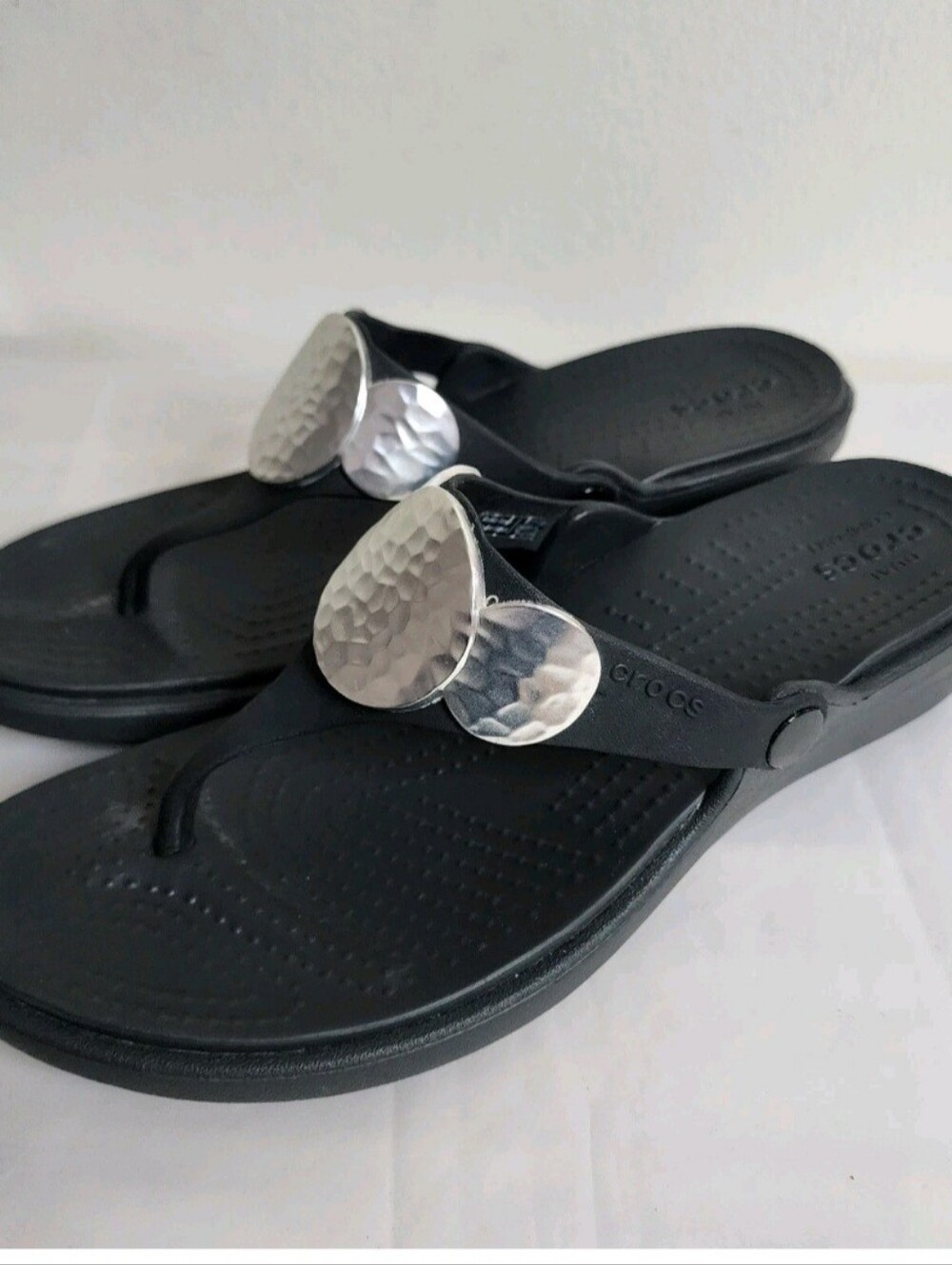Crocs Sanrah Women’s Metal Silver Hammered Flip Flop Black Wedge Sandals Size 10 - Picture 4 of 9